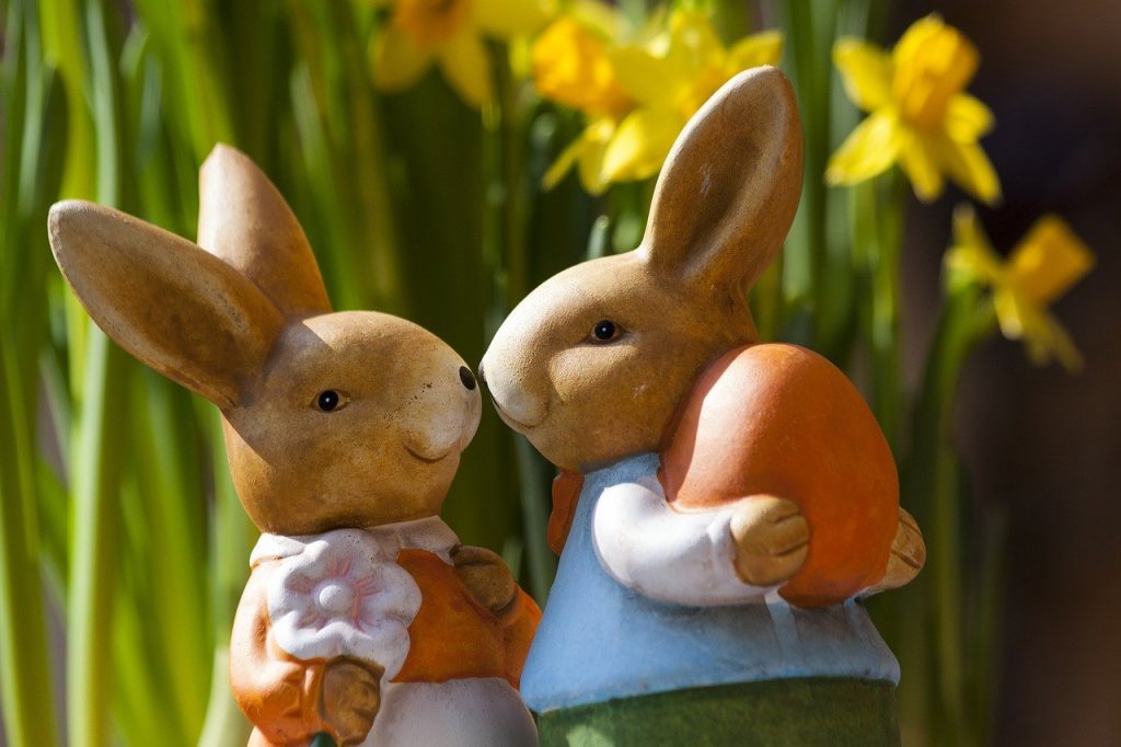 https://pixabay.com/photos/easter-bunny-rabbit-figurines-95096/